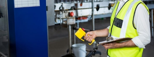 hydrobar-male-worker-using-machinery-juice-factory_107420-96039