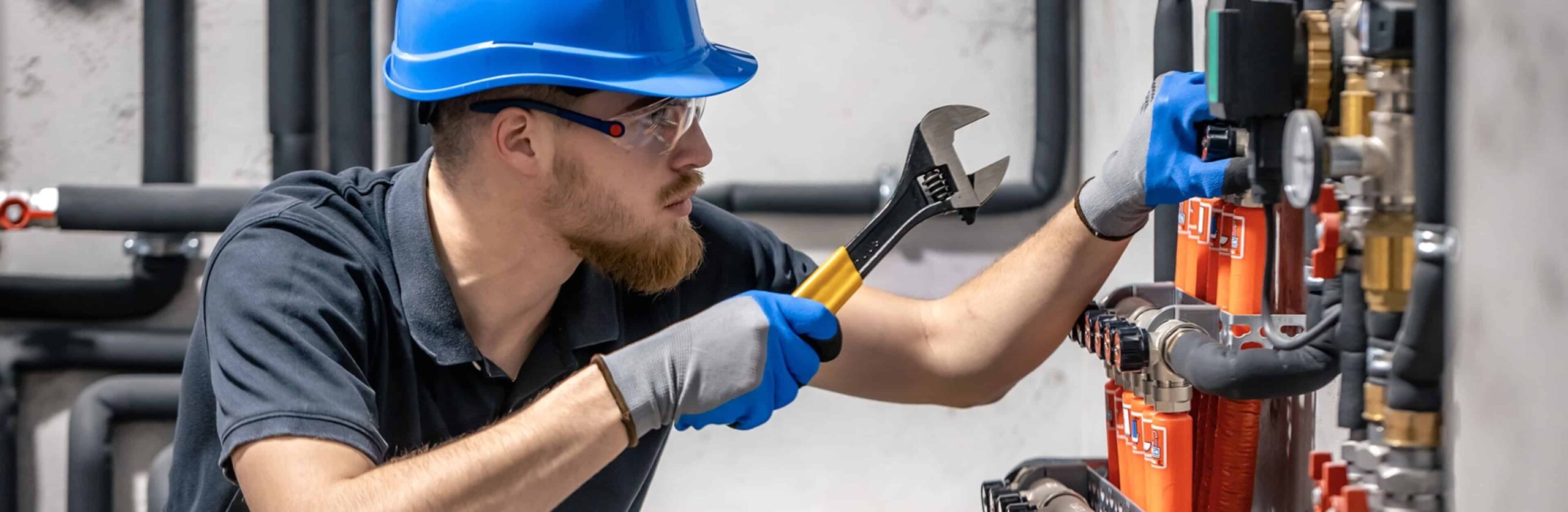 the-technician-checking-the-heating-system-cta@2x